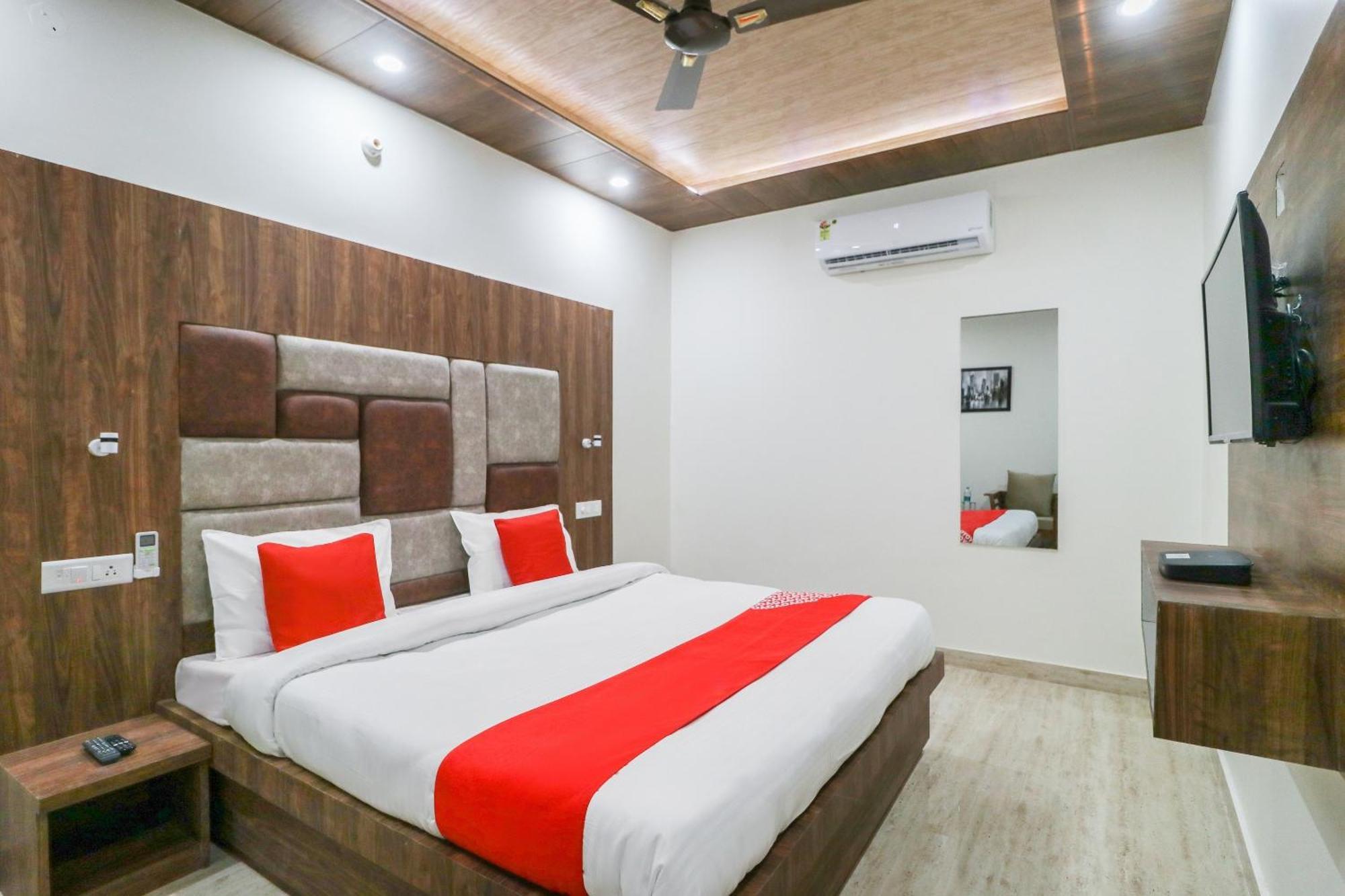 Oyo Flagship Hotel Ambani Zirakpur Exterior photo