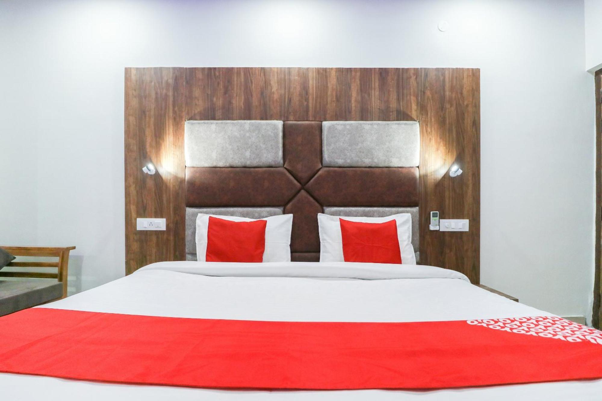 Oyo Flagship Hotel Ambani Zirakpur Exterior photo